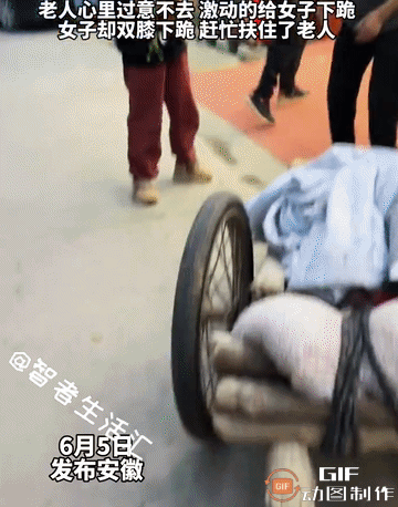 “看哭了，老人家太可怜了”！安徽，一位老大爷在街头用推车推着老伴儿，夫妻俩头发苍