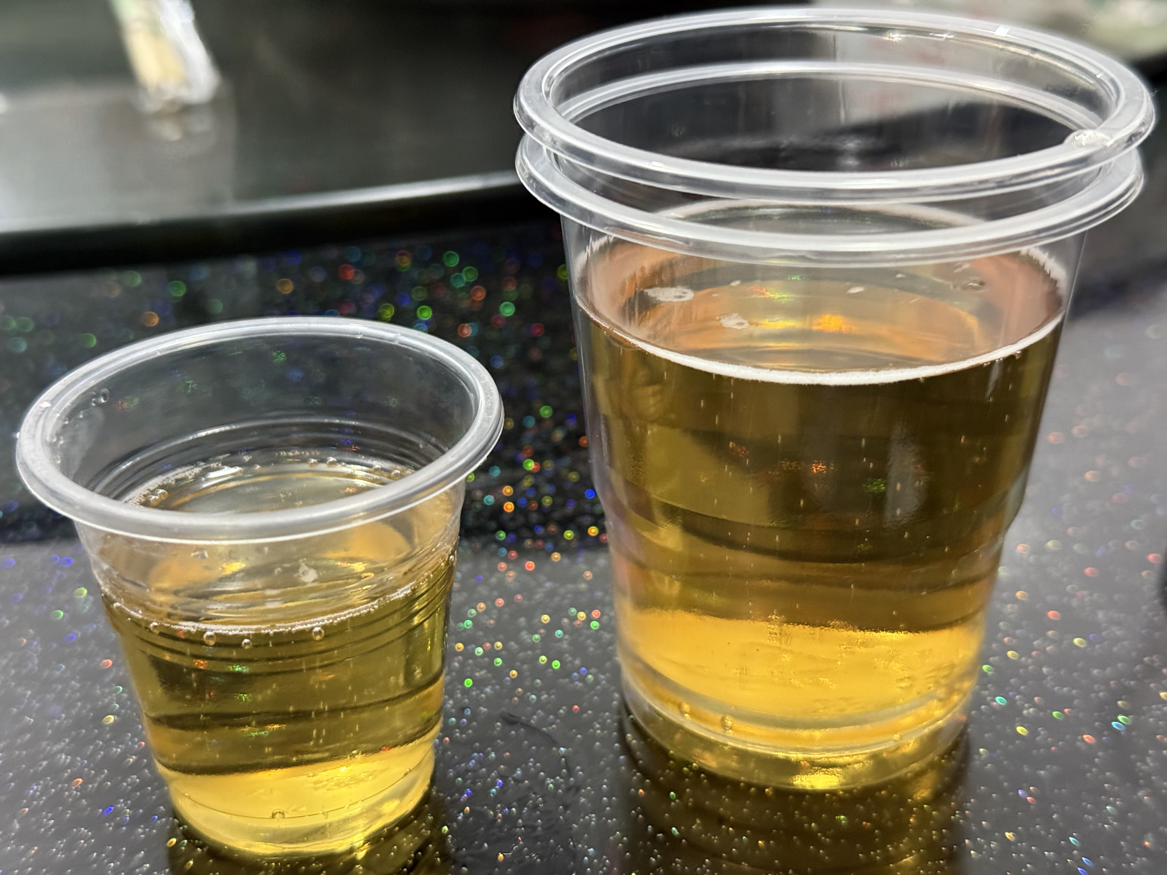今晚老家小学同学聚会，我喝啤酒比较厉害，和女同学喝大杯和男同学喝小杯，踩着箱子喝