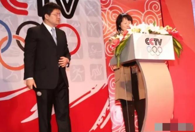 奥运直播失控！央视一哥张斌，正在直播奥运新闻发布会时，他的妻子胡紫薇突然冲上台，