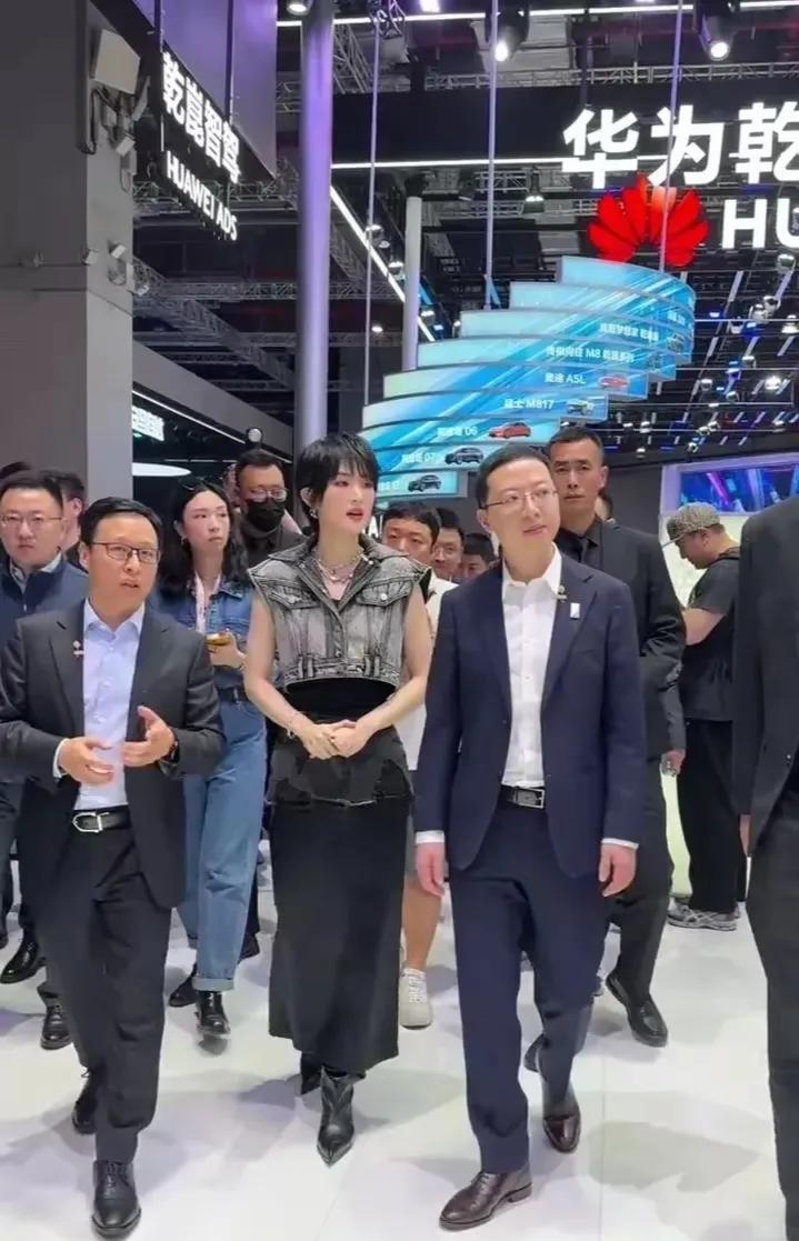 姚安娜今日亮相上海车展，时尚简约的穿搭风格吸睛无数。她以一头短发造型亮相，显得干