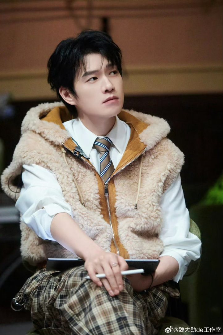 魏大勋这手是真欠周五晚高疯 柯洁还没准备好，魏大勋的巴掌已经到位了。打完就跑，留