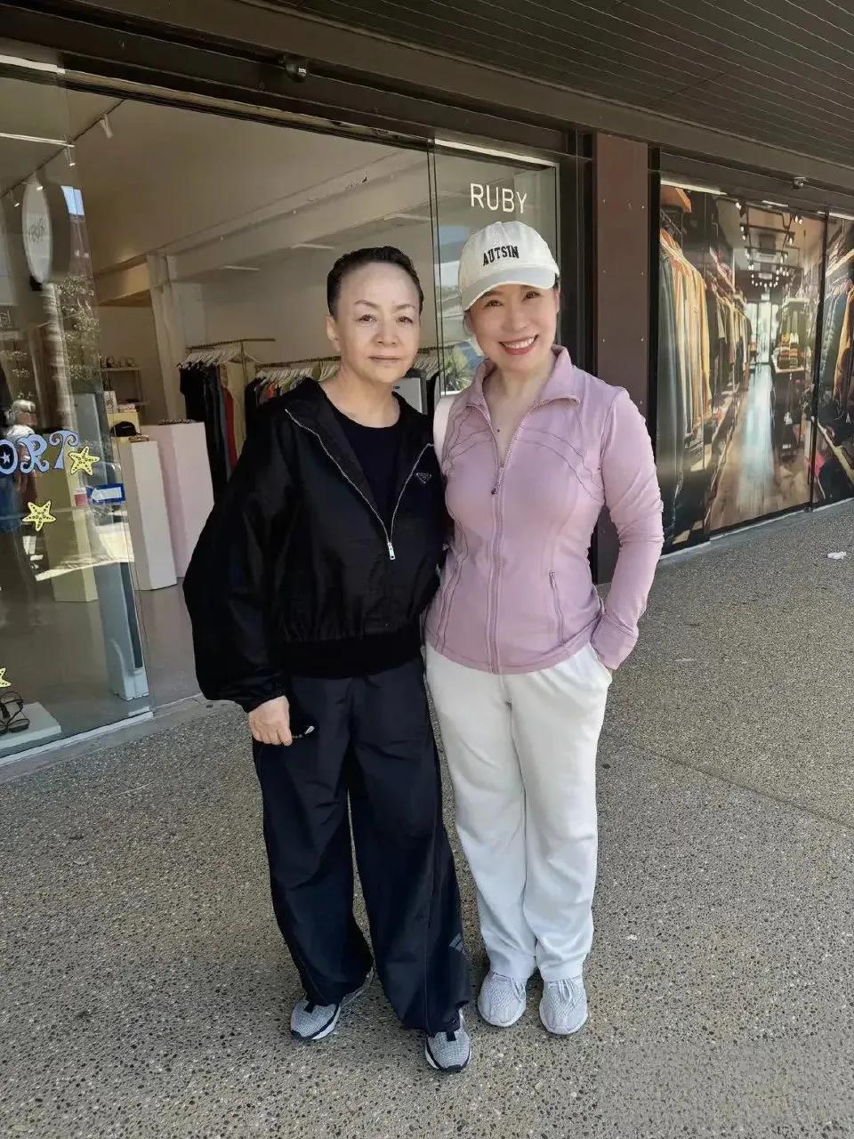 宋丹丹在国外度假，这次去的是奥克兰。感觉她的状态是十年如一日，和印象中的变化不大