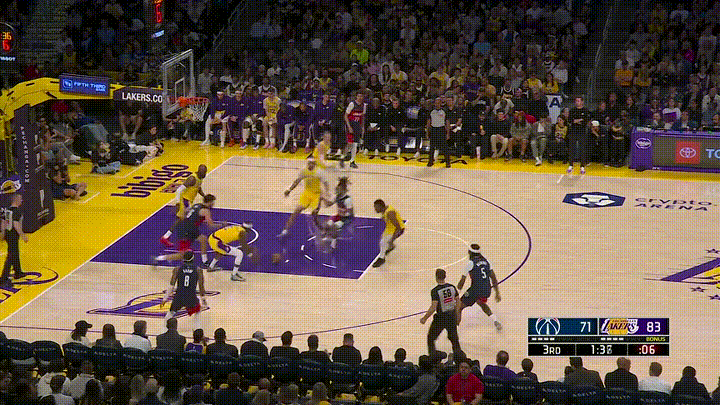 湖人新星布朗尼竟然上空篮不进！在今天进行的湖人和奇才的比赛中，当时比赛进行到了第