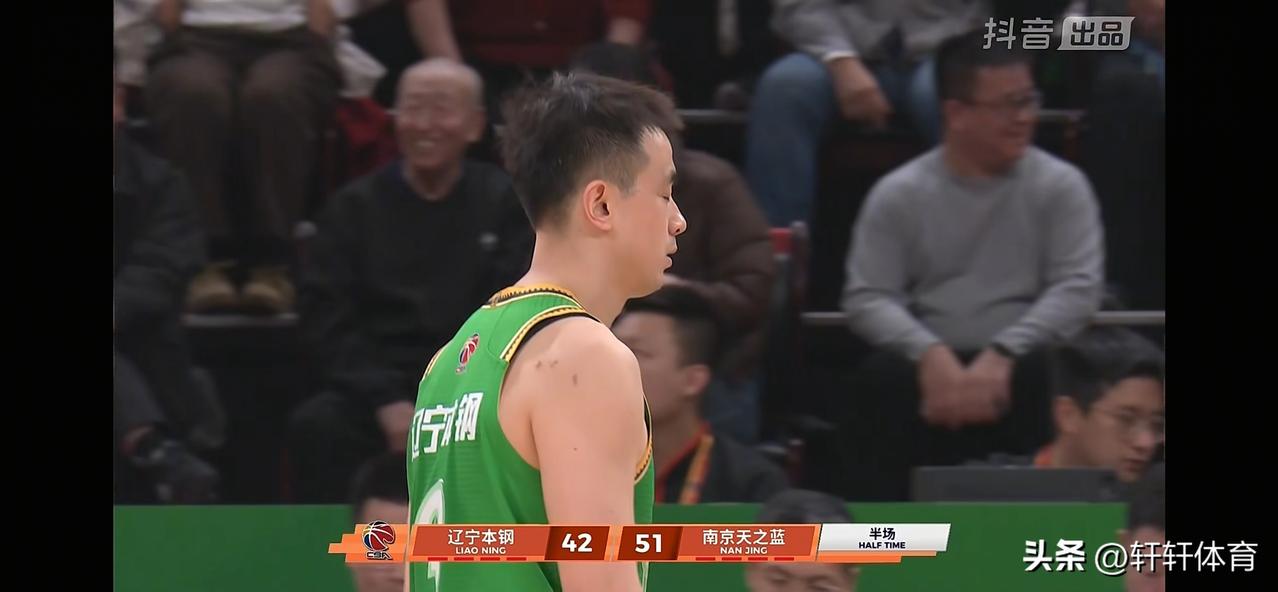 单节8次半场失误10次失误这个球还怎么赢，尤其比赛第二节连续两次后场发球失误，真