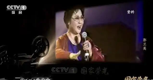 1956年，电影《上甘岭》拍完了，可插曲录制卡住了。
导演沙蒙找了几个知名歌唱家