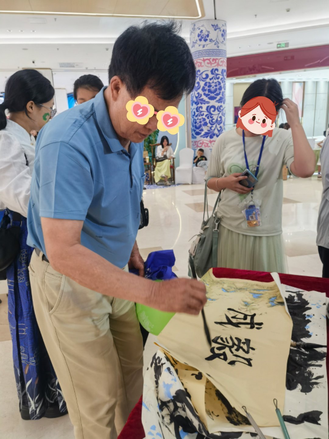 成毅[超话]0419海口站赴山海宣剧的现场，路人老人家写的成毅[送花花]成毅赴山