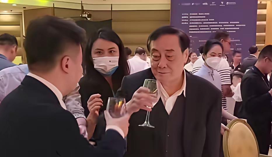 老宗还在的时候，参加各种饭局和应酬时，都有一个助理在旁边给他挡酒。原因是老宗有三