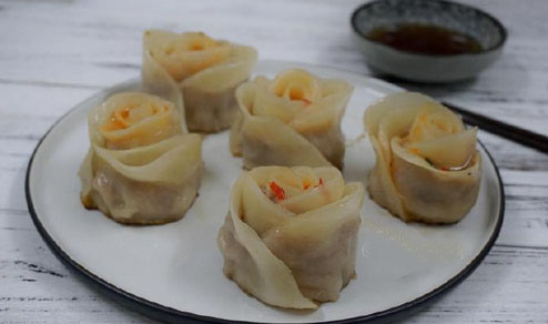 普通的饺子皮转身一变就可以变成又美丽又可口的玫瑰花饺啦！吃起来心情都美美哒我的宝