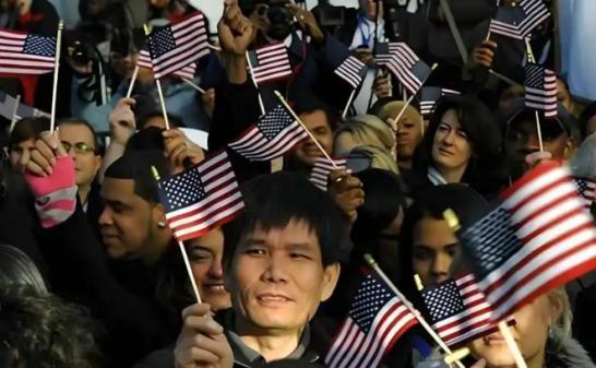 美国人一针见血：“如果中国真的那么好，为啥还有大批人移民到美国？”中国人移民美国