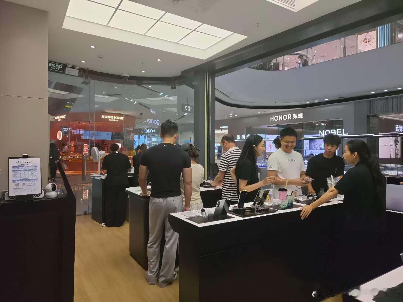 摸到三星 Fold 8 Ultra了，折叠屏展开巨爽，还遇见好几个取机的人，提前