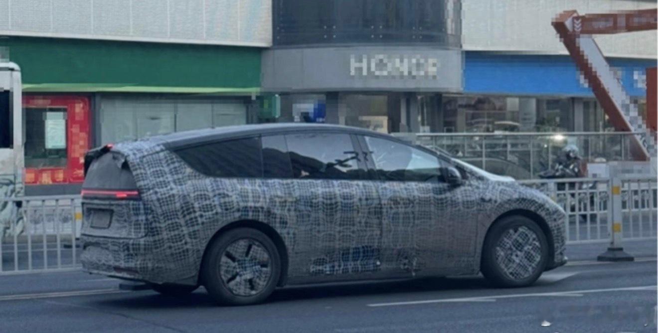 理想增程车型L9、L8两大头牌更新完之后就该轮到我期待的i8、mega、i9、i