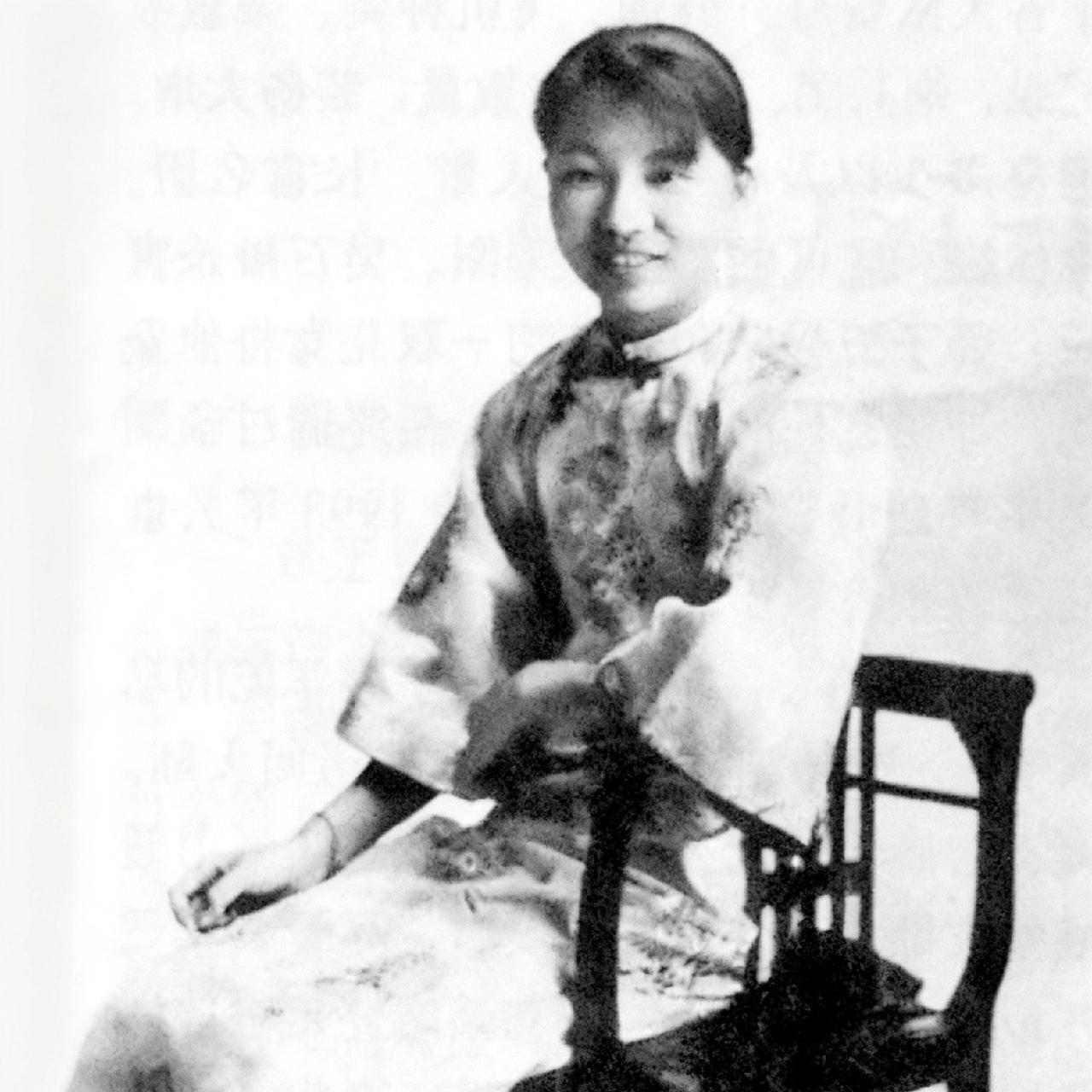 朱枫烈士还未出阁时，一张罕见的留影，当时还不到20岁，看起来非常漂亮，充满了大家