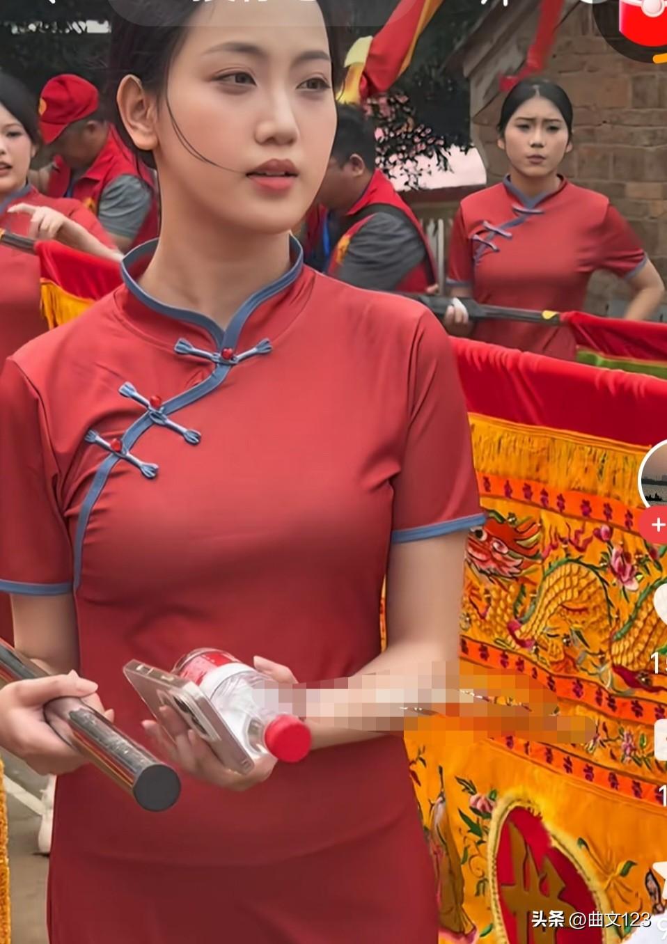 潮汕游街活动中的素颜美女，身材绝美！