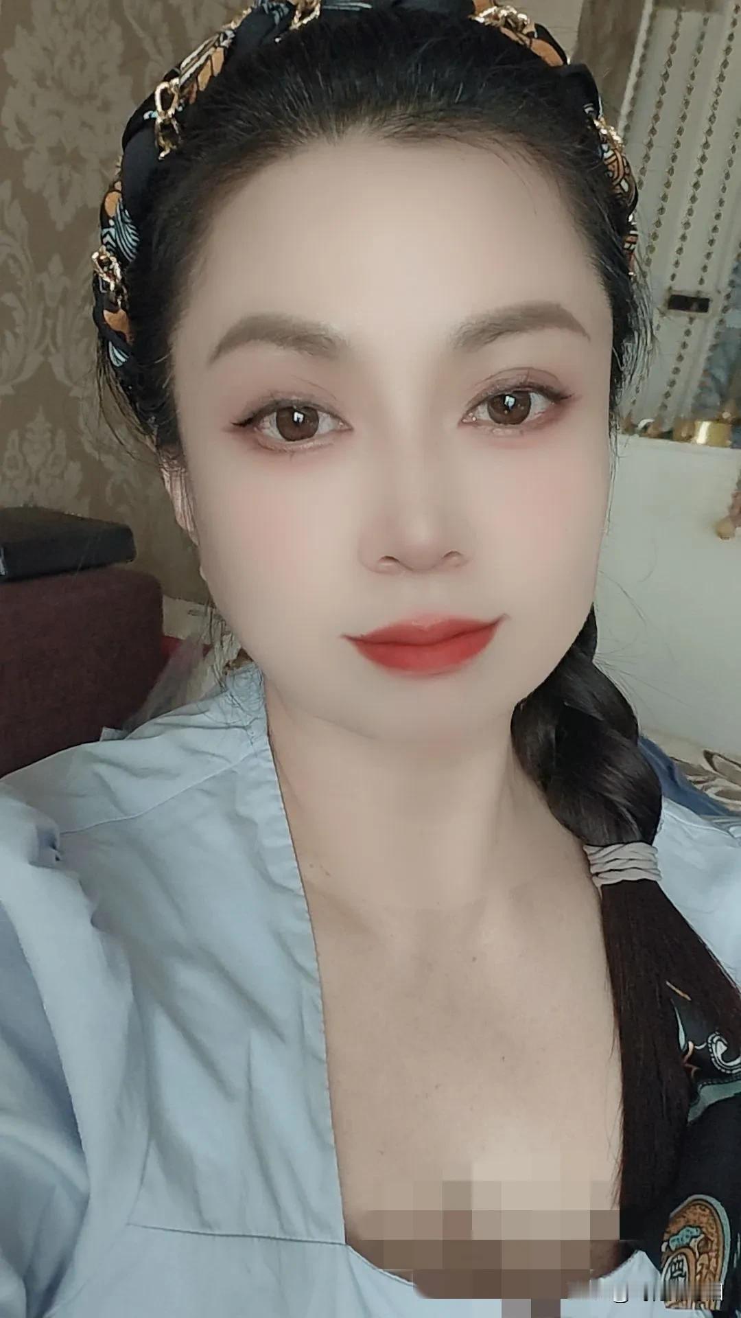 自从嫁作人妇
每天柴米酱油醋烟火熏煮
想着赚钱养家糊口
忧着孩子学习分数
请原谅