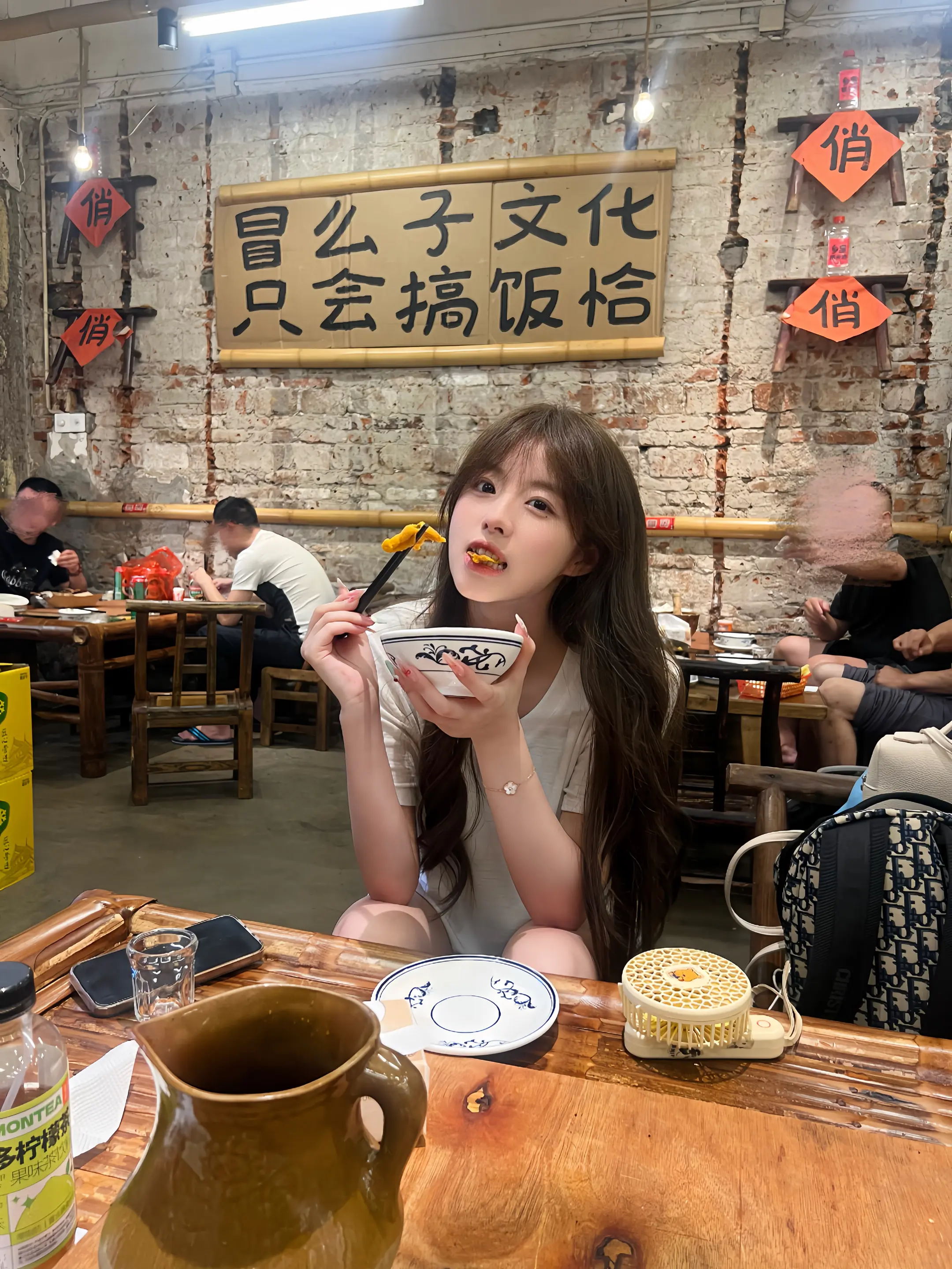 你讨厌那个总是叽叽喳喳的女孩子 某天周围一切都安静的时候 你会不会想念