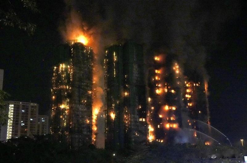 这场吞噬香港大埔的烈火，带走了65个鲜活的生命，留下70个被灼伤的躯体与心灵。火