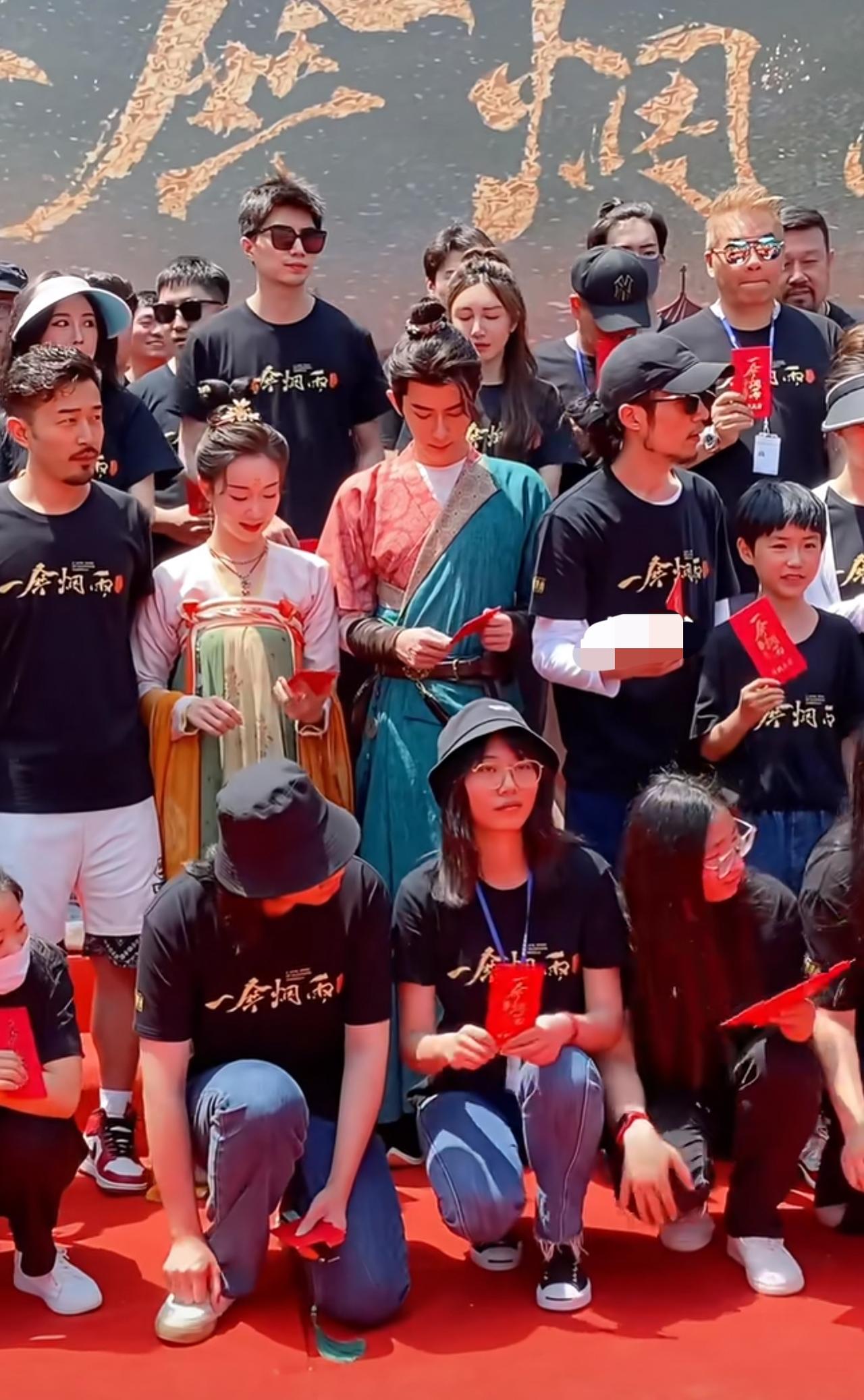 全场只有他一个人一直在盯着手里的红包看，

而且是双手拿着，

真的很珍惜呀。