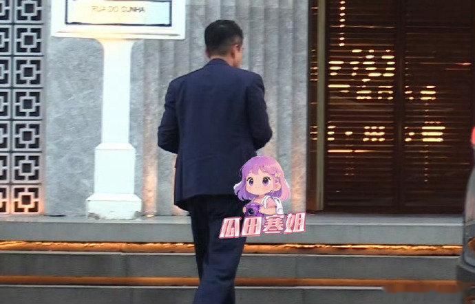 马筱梅给老公夹菜 马筱梅和朋友聚餐，全程不忘照顾身边的老公，边聊天边温柔夹菜，这