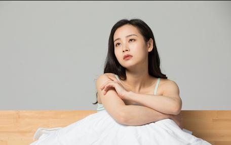 乳腺增生、乳房肿块，自己的乳房，自己更要摸一摸
正常女性的乳房触摸是软软的...