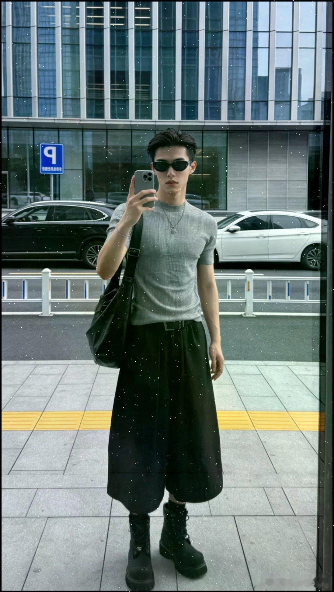 灰黑撞色+七分裤，通勤党直接封神，正浅灰针织短袖+黑阔腿七分裤，温柔与酷感平衡得