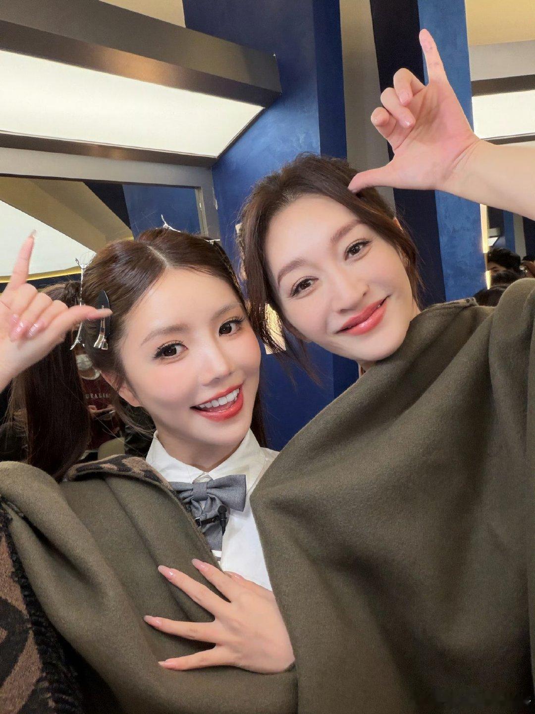 李小冉的乘风工位被姐姐们投喂堆满谁懂啊！小冉姐姐一回来工位全是好吃的，乘风姐姐团