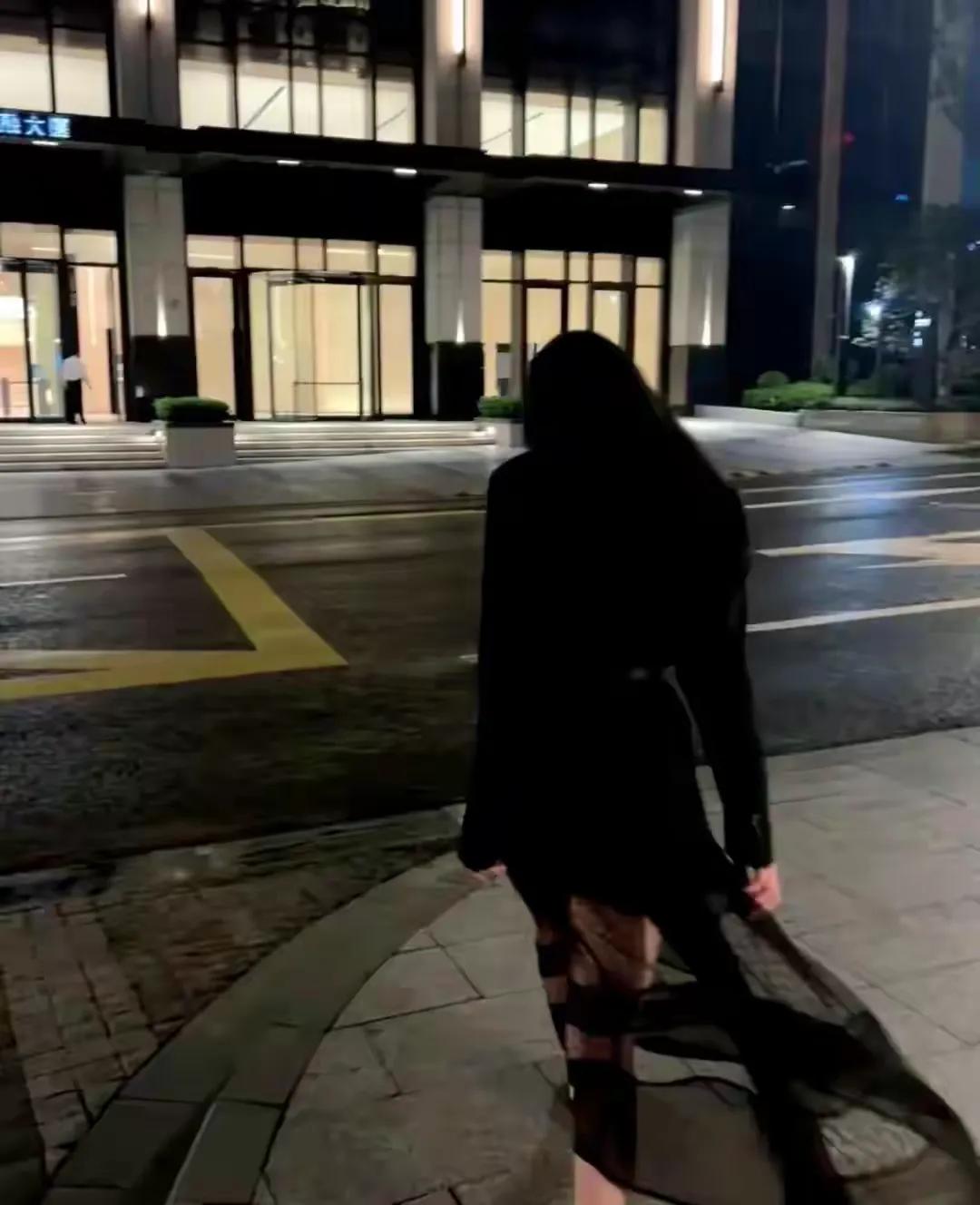 烟火人间，各有遗憾，晚风催人醒，万事藏于心，有一种累，无人可说，无人可懂。我们在