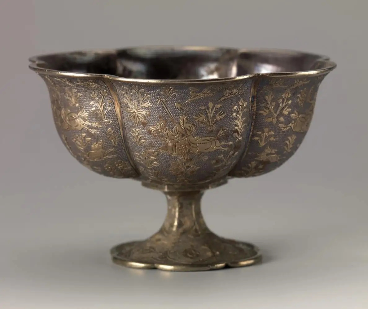 日本白鹤美术馆藏唐代 鎏金狩猎纹银杯 