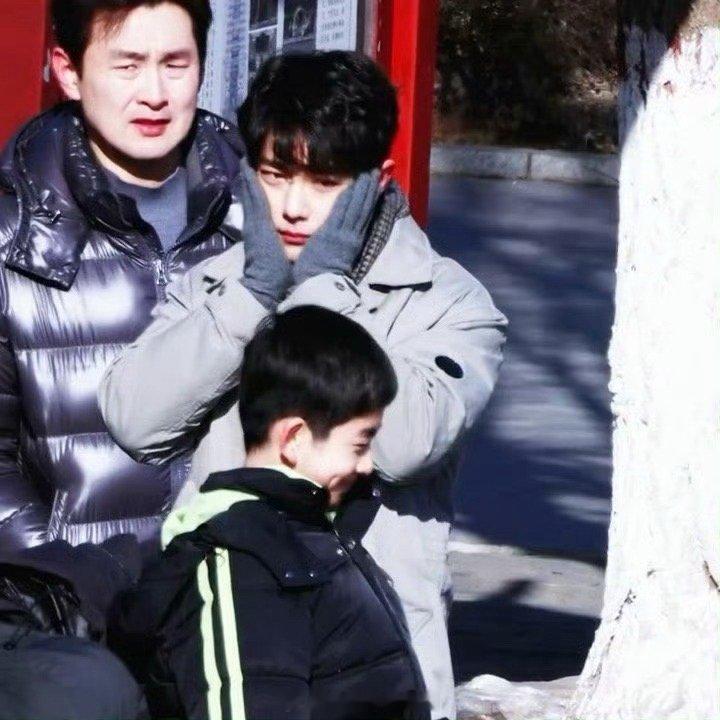 woc，一直对肖战脸有多小没有概念，现在有对比了，王彦霖的脸有肖战两个大