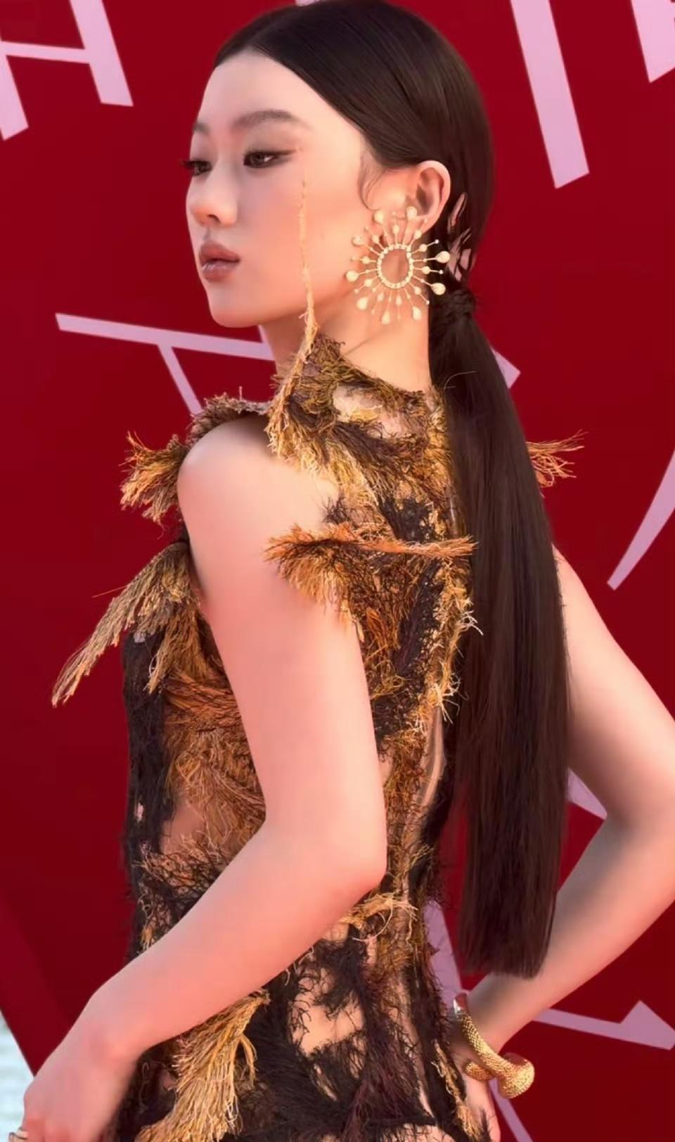 单依纯这次终于穿对了！
太高级了，
李健看了都无话可说啊，
这套礼服和妆造，加上