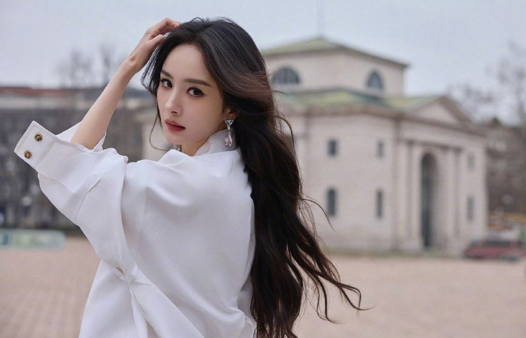 杨幂杨幂夏日系列白色套装首穿杨幂∥Prada夏日系列白色套装即将亮相今晚 Pra