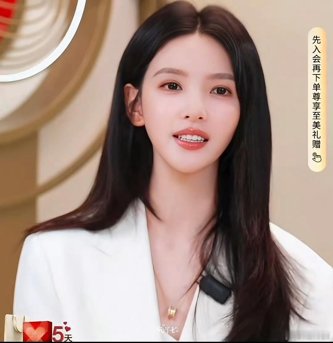 美颜下的章若楠，这还是自然的好看啊，大美女完全是不用任何修饰的章若楠公主照 水蜜