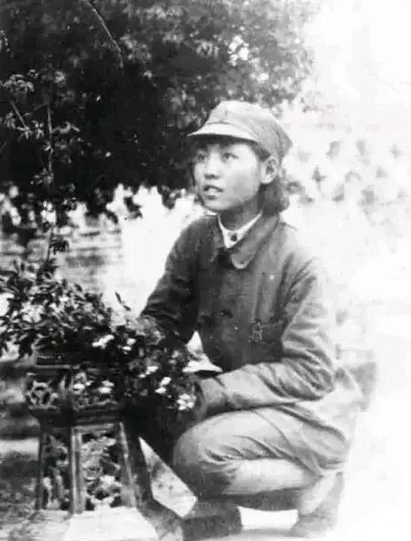 1942年，女战士被日军抓捕，饱受酷刑后，日军撕碎她的衣服就施暴，可就在日军军官