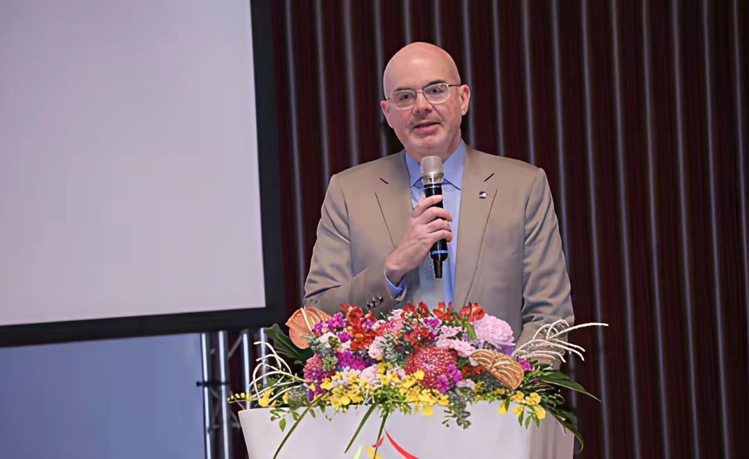 这家伙是美国在台协会（AIT）台北办事处处长谷立言，一个小小“处长”，也就是个小