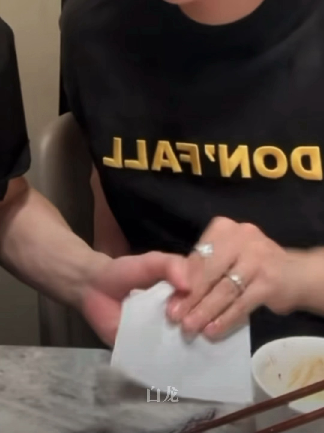 不是...hw压yi成什么了...人家给他擦手 他怎么一下子握住不放了...剪着