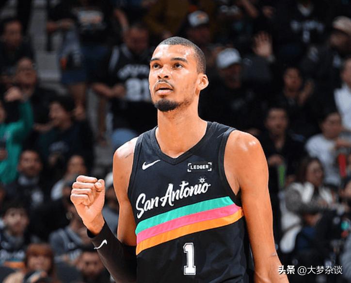 弗拉格最近强的有点超标了，连续4场30+进攻防守一把抓，面对文班亚马都不落下风[