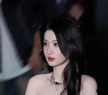 王楚然穿的这件镂空针织衫造型惊艳十足。高雅气质美女
