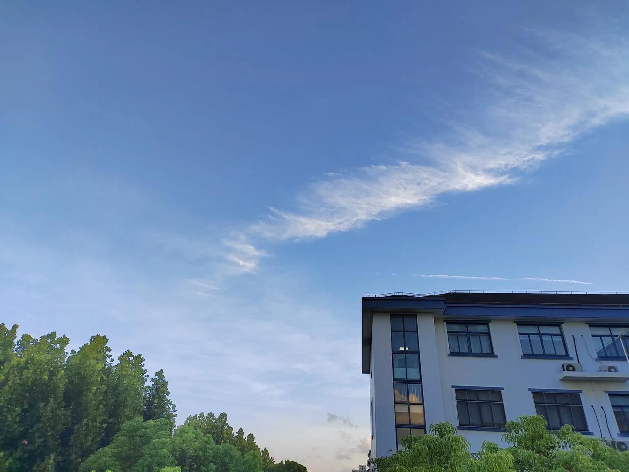 想着放假了，可以安心的睡到自然醒，想睡到什么时候就睡到什么时候。一睁眼看时间，还