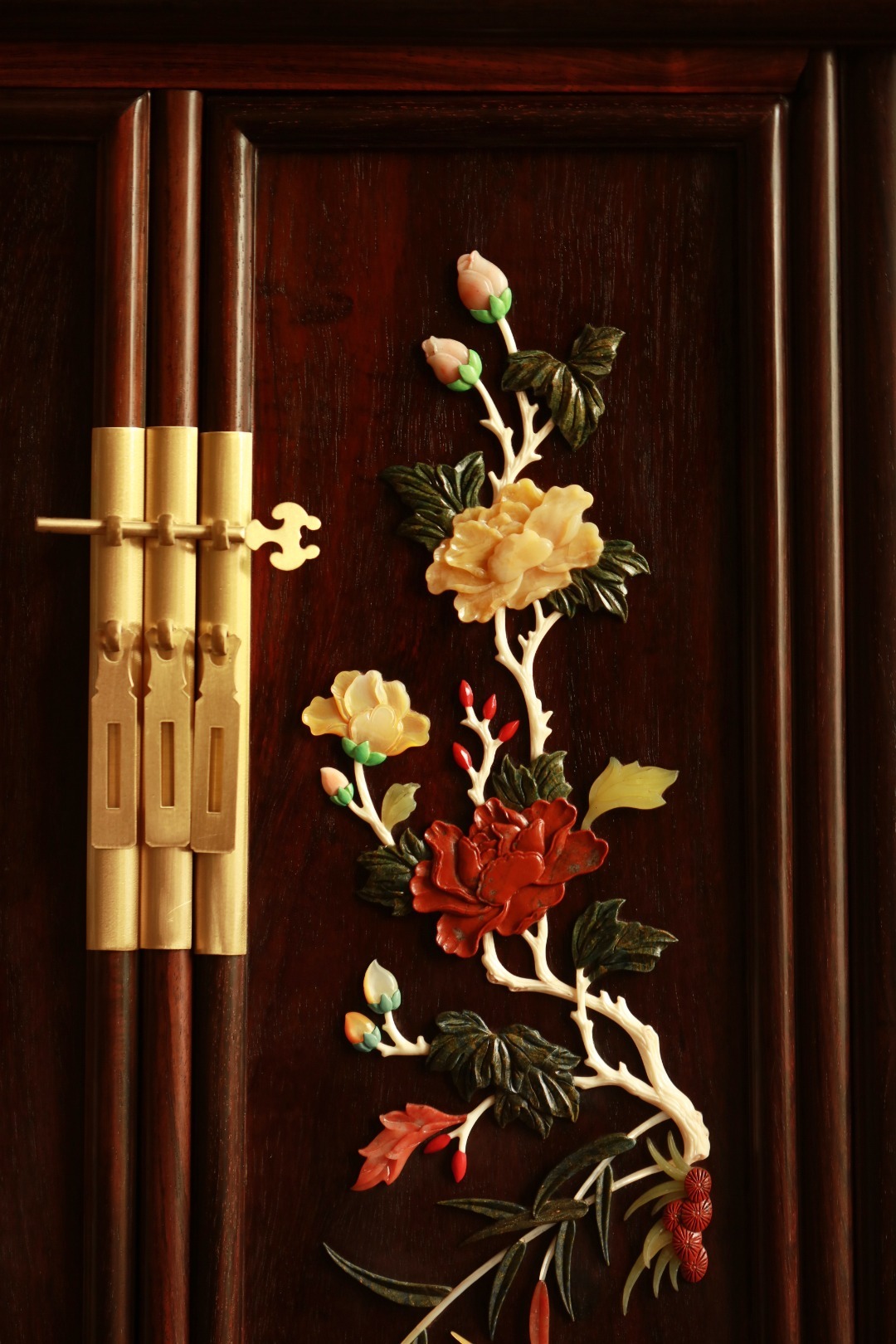 酸枝×百宝嵌【花开富贵】双层圆角柜大红酸枝全独板制，选材制作考究，柜门百宝嵌饰，