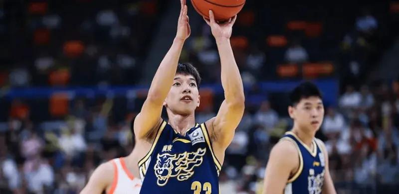 广东2分险胜江苏磨合依然艰难，窗口期急需调整首先从外援开始。比赛剩下6.7秒，广
