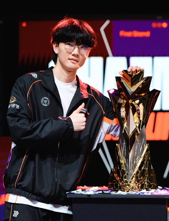 Bin挽回信誉分从赛前被调侃“信誉分见底”，到决赛全程压制、carry全场拿下F