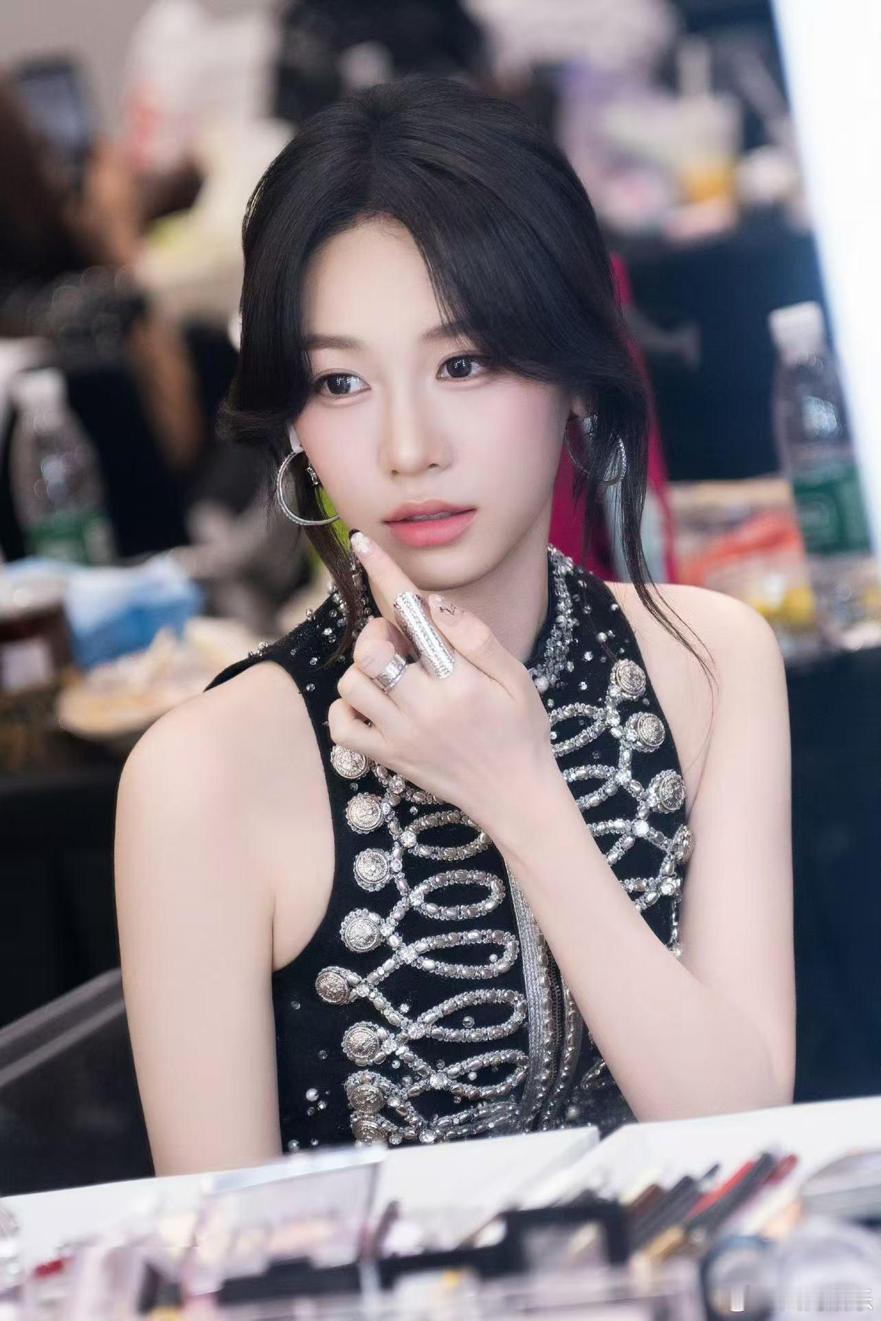 周星驰经典名场面被RED编成舞 R.E.D不断突破舞台风格，杭州演唱会新歌首秀融