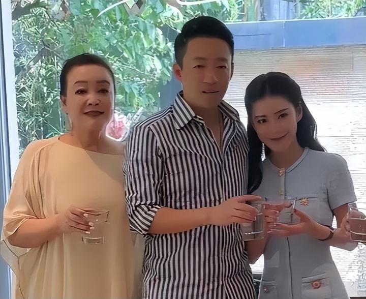 马筱梅和张兰从亲如母女到公开翻脸，全是硬碰硬的矛盾堆出来的。
 
先是孩子冠姓闹