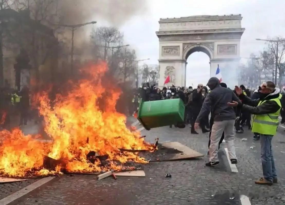 法国暴乱，为什么有些人把锅甩给美国，真是这样？
事实上马克龙自己都讲，没发现境外