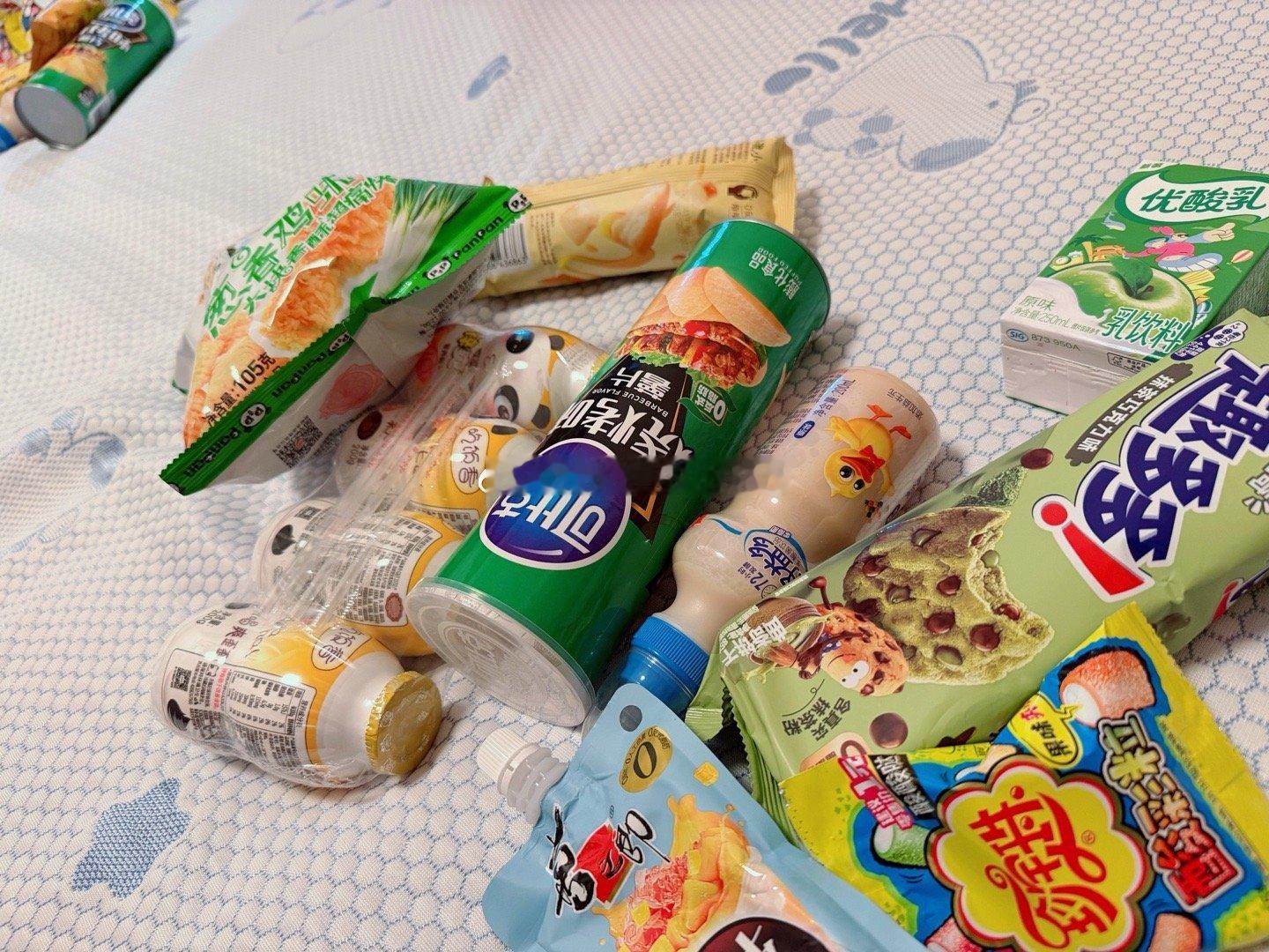 （先生和小凡）凌晨他给我和小宝带回来的零食，说给我们过六一为了防止小宝闹腾，我把