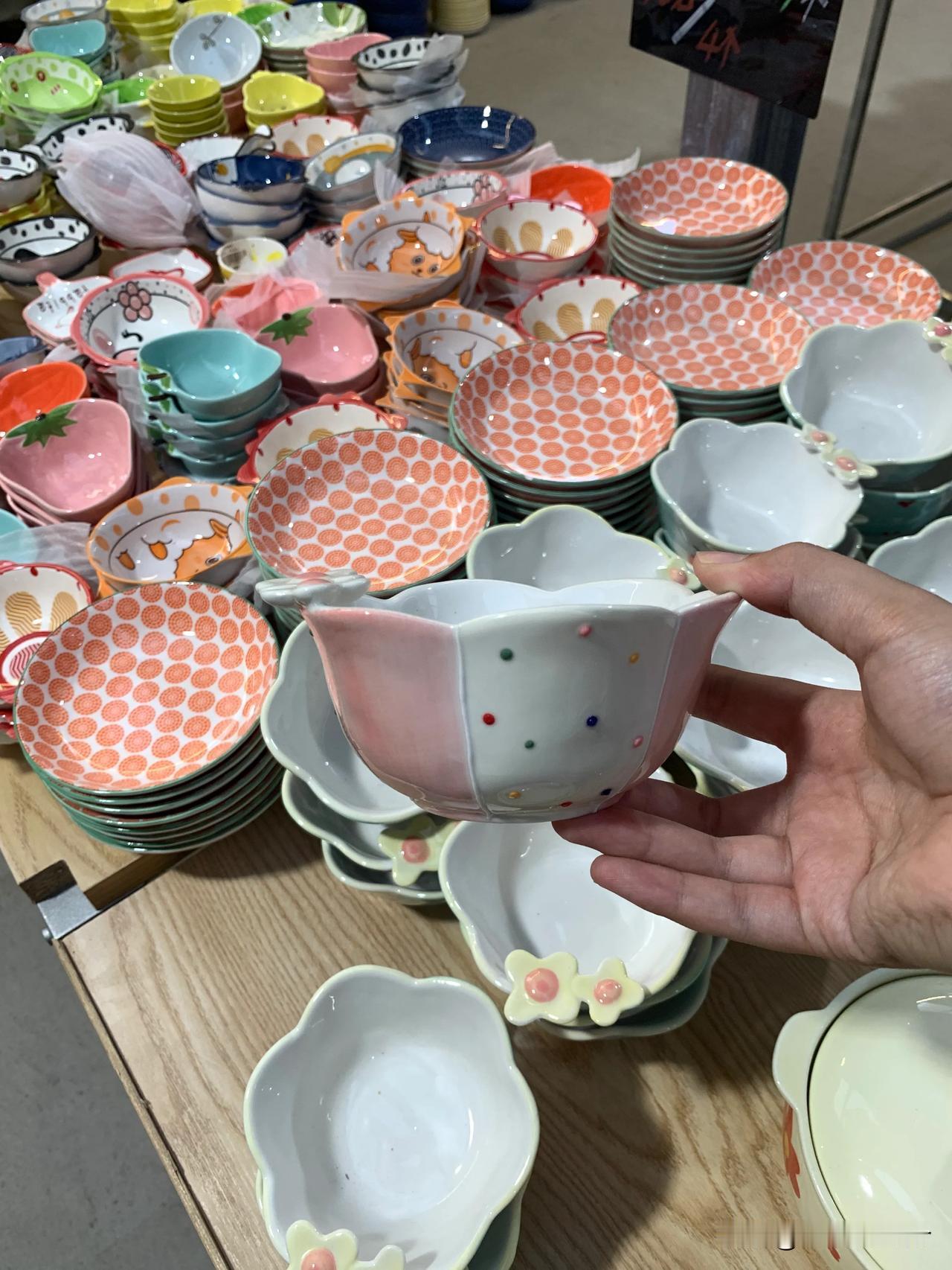 在洛阳 藏在旧工厂内的陶瓷餐具仓库