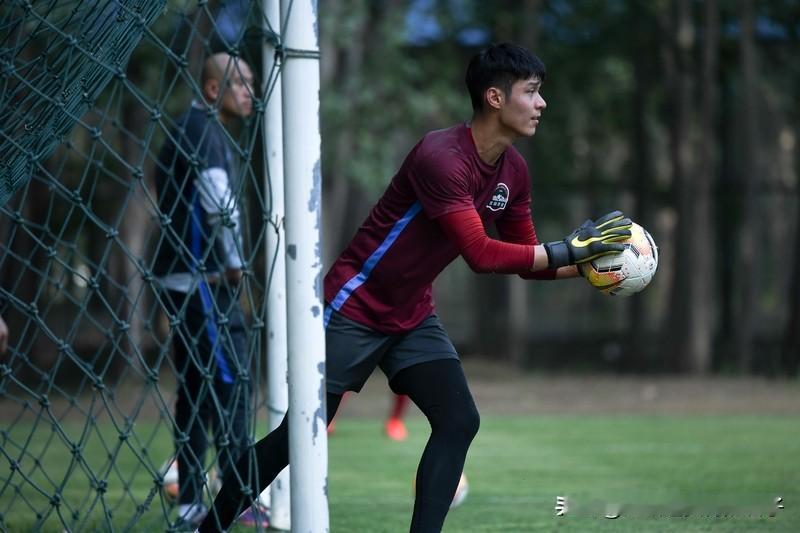 现在国家队男足是什么水平? 现在国家队男足水平着实堪忧。国际足联2025年年终排