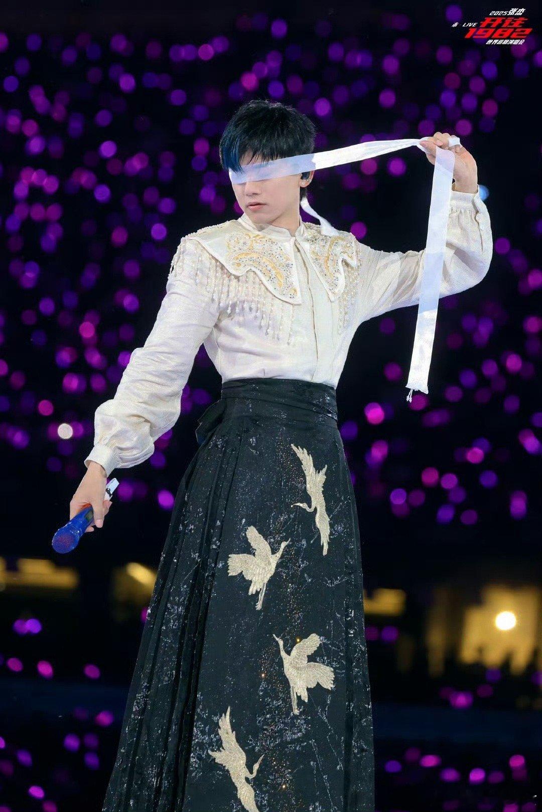 张杰工作室评论区你说我的歌迷只吃糖不吃苦，我说我的青春全是张杰的歌与光～ 