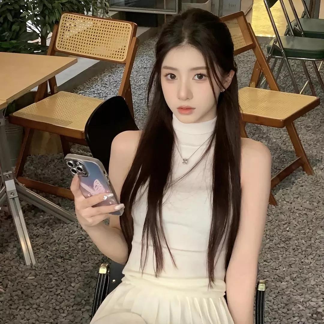 在阳光洒满的咖啡馆，我与手机合影📸✨咖啡休闲照 咖啡馆照 咖啡馆随记 咖啡照 