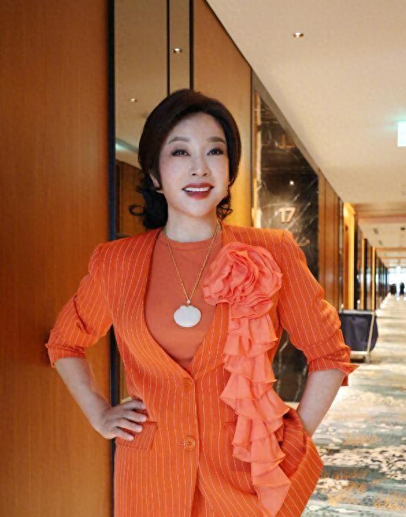 74岁刘晓庆穿亮橘色西装配阔腿裤，不显老不土气，这自信比年轻人还炸裂