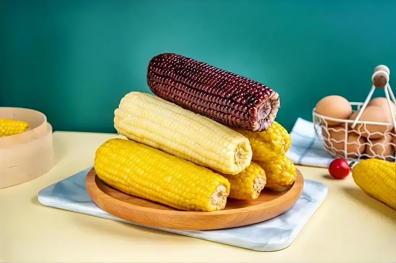 我就是超爱拿糯玉米当饭吃的人！糯玉米那口感，软软糯糯，一口咬下去，香甜的汁水在嘴